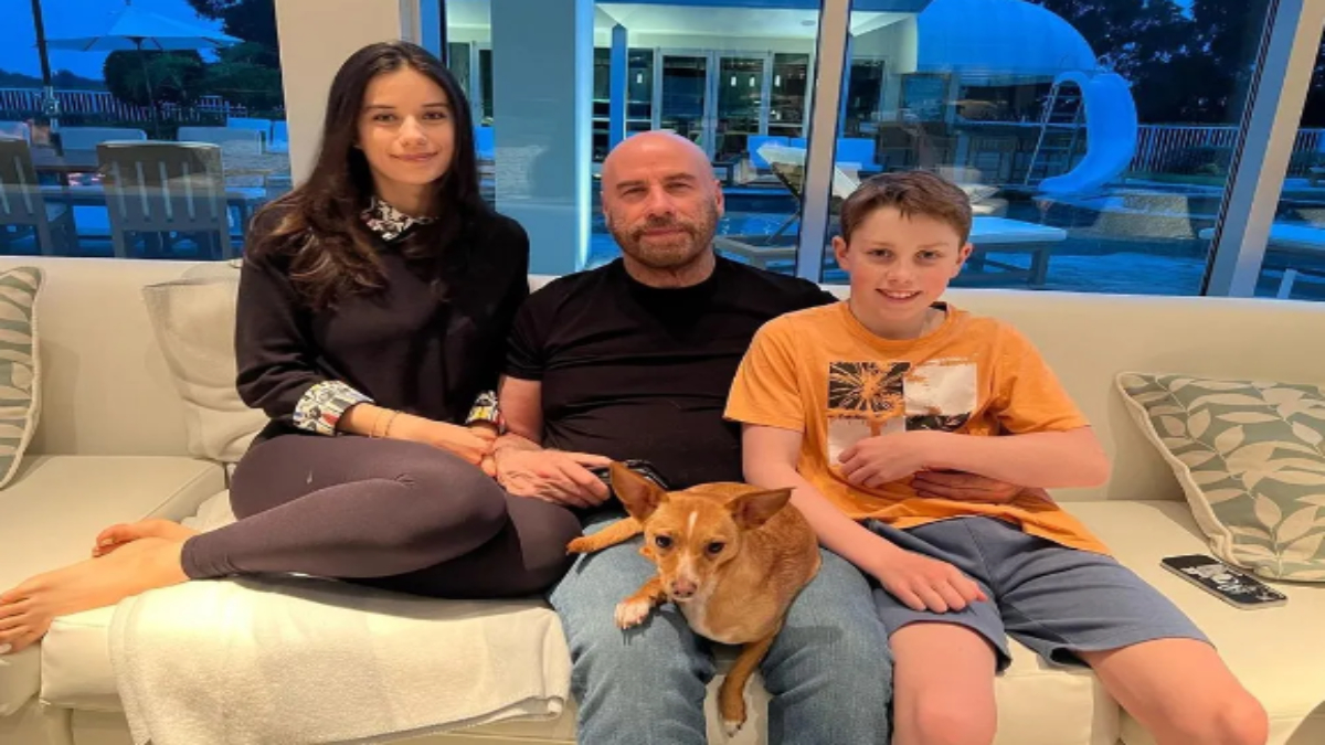 Na tarde de sábado (2), ele foi visto na sacada de seu quarto