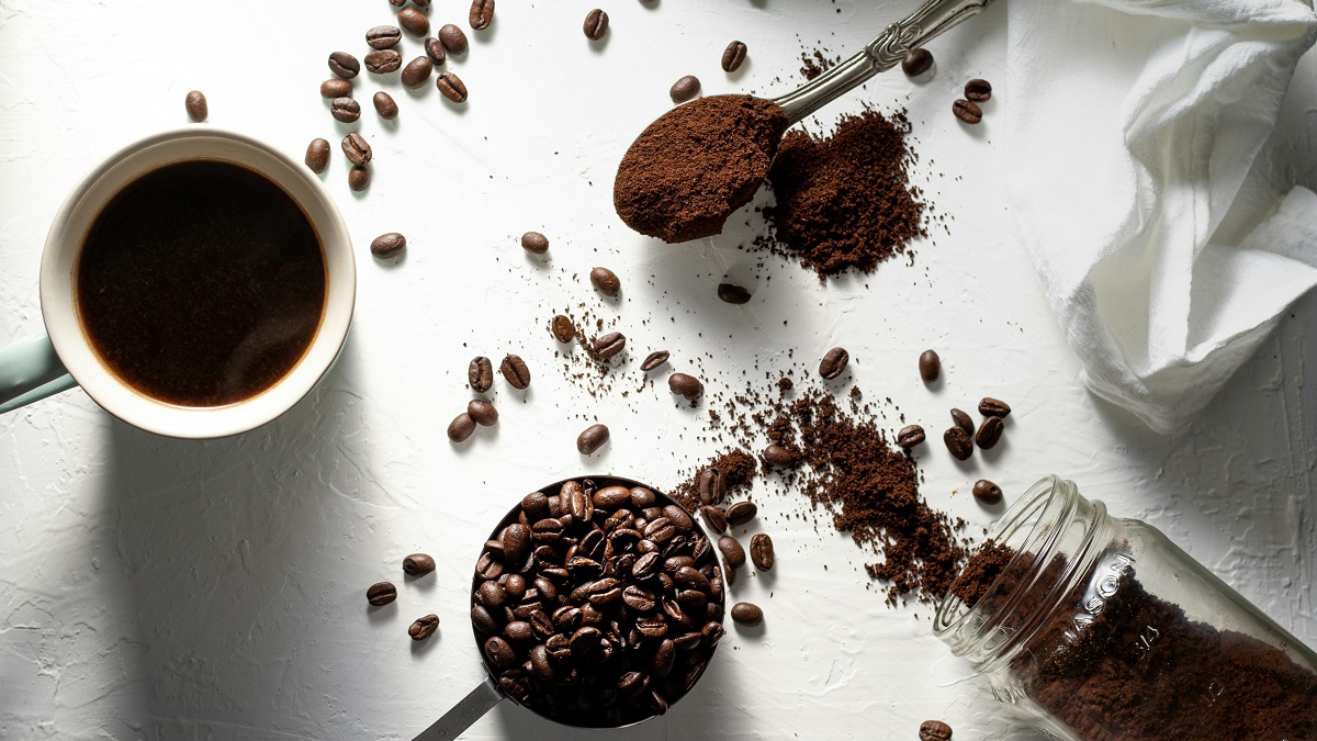 O café pode ter outros usos que ajudam a cuidar da casa, jardim e até a pele