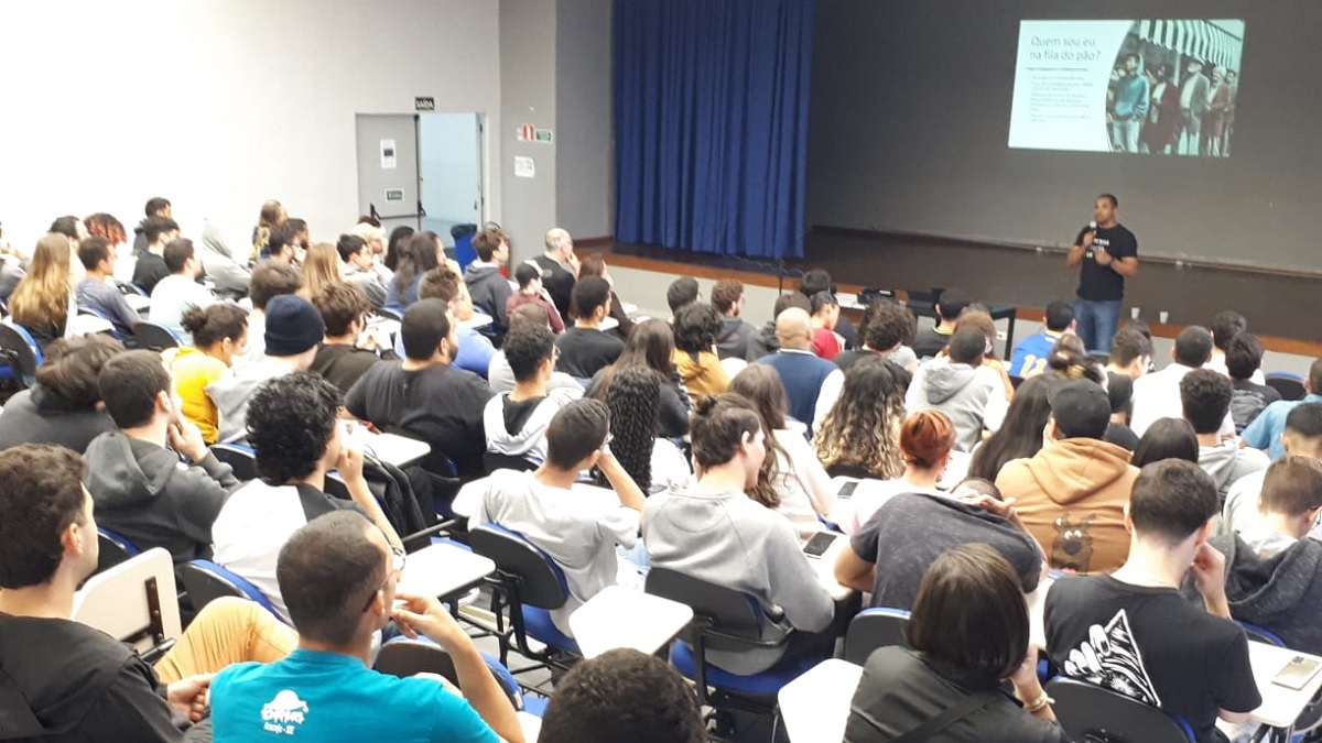 Estudantes da Faculdade de Tecnologia, a Fatec Rubens Lara, em Santos, podem ter que abandonar salas de aula