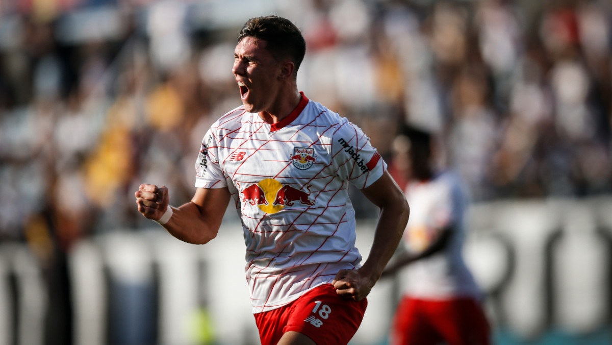 O atacante uruguaio começou no banco