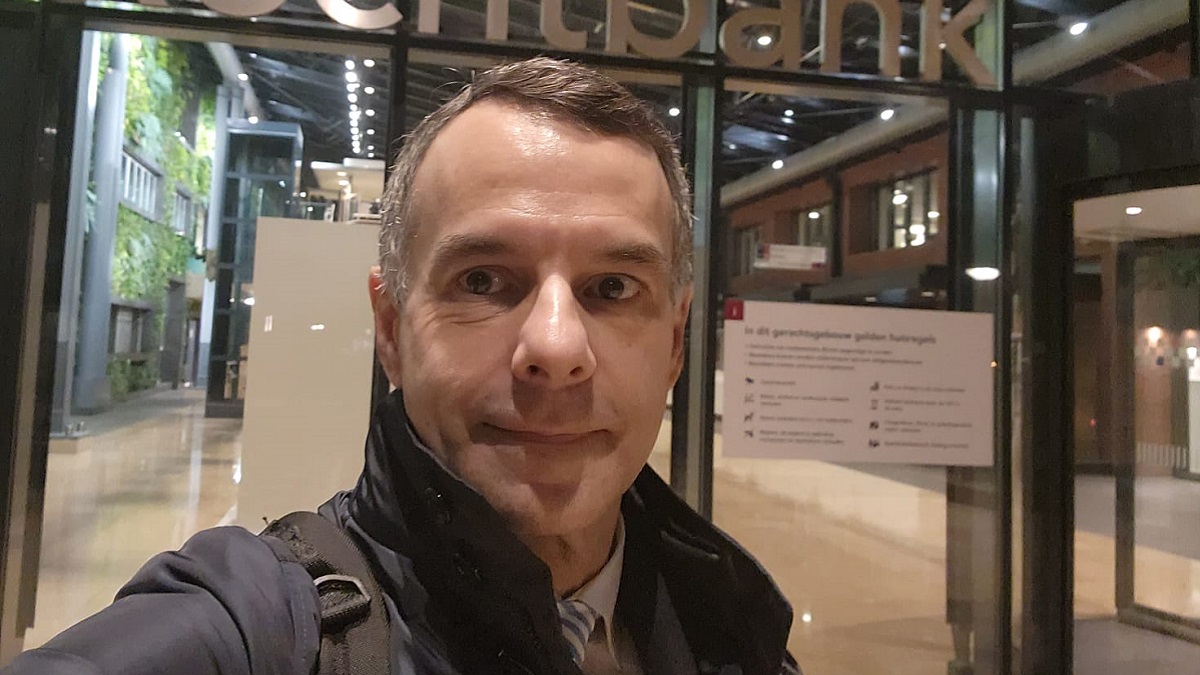 Marcelo Godke Veiga, de 51 anos, cursou mestrado na Universidade de Leiden e cursa seu segundo doutorado na Universidade de Tilburg, ambas nos Países Baixos