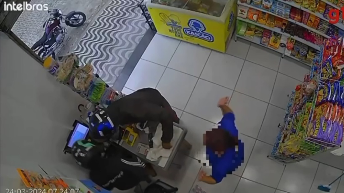 Uma dupla de criminosos invadiu e assaltou um minimercado neste domingo (24)