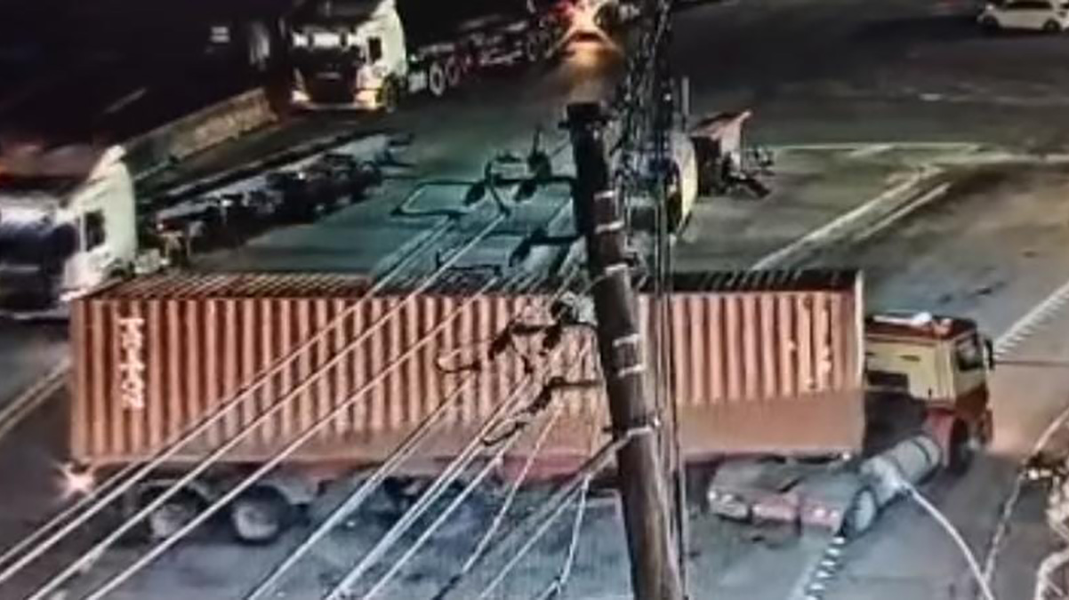 O caminhão transporta um contêiner e estava carregado com cargas diversas