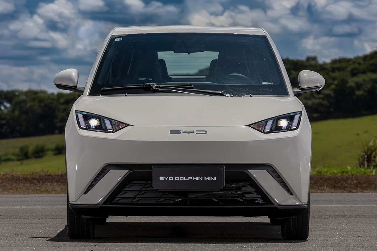 O Dolphin Mini tem motor de 75 cavalos de potência e 13,8 kgfm de torque, aceleração de zero a 100 km/h em 14,9 segundos e final de 130 km/h