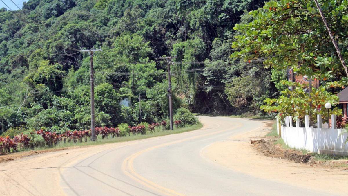 Muitos caiçaras moram às margens da estrada Guarujá-Bertioga e temem que o Plano Diretor não contemple os seus imóveis