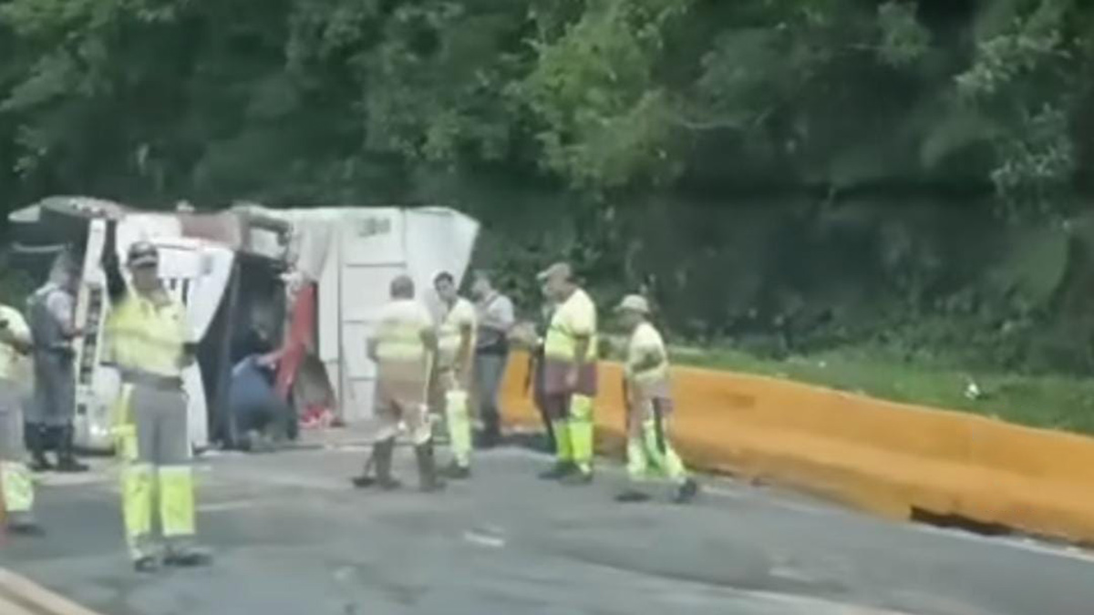 O motorista foi socorrido encaminhado para o Hospital de Bertioga