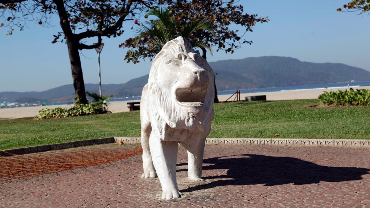 O leão é uma obra do artista Sigismundo Fernandes