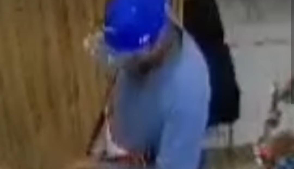 Além do dinheiro do caixa, o criminoso subtraiu cerca de 40 peças de roupa