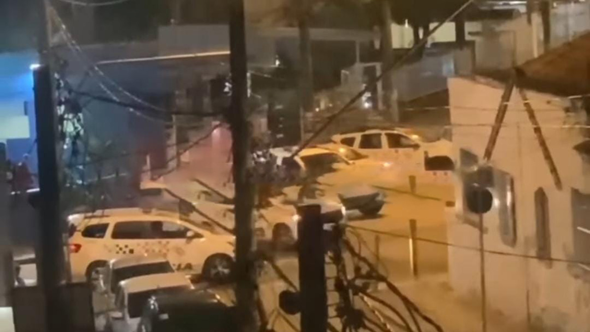 Ao menos cinco viaturas da Polícia Militar, além do efetivo da ROTA estiveram no local, por volta de 19h