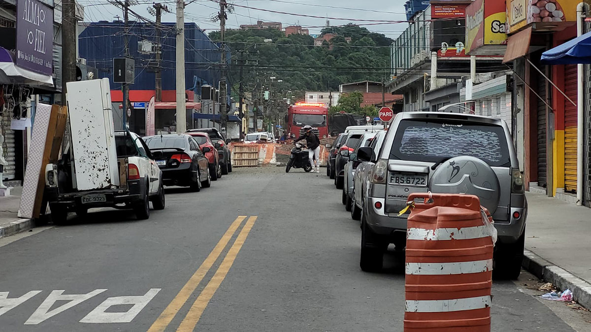 Equipes que realizam a reforma da via estão neste momento tentando controlar o vazamento