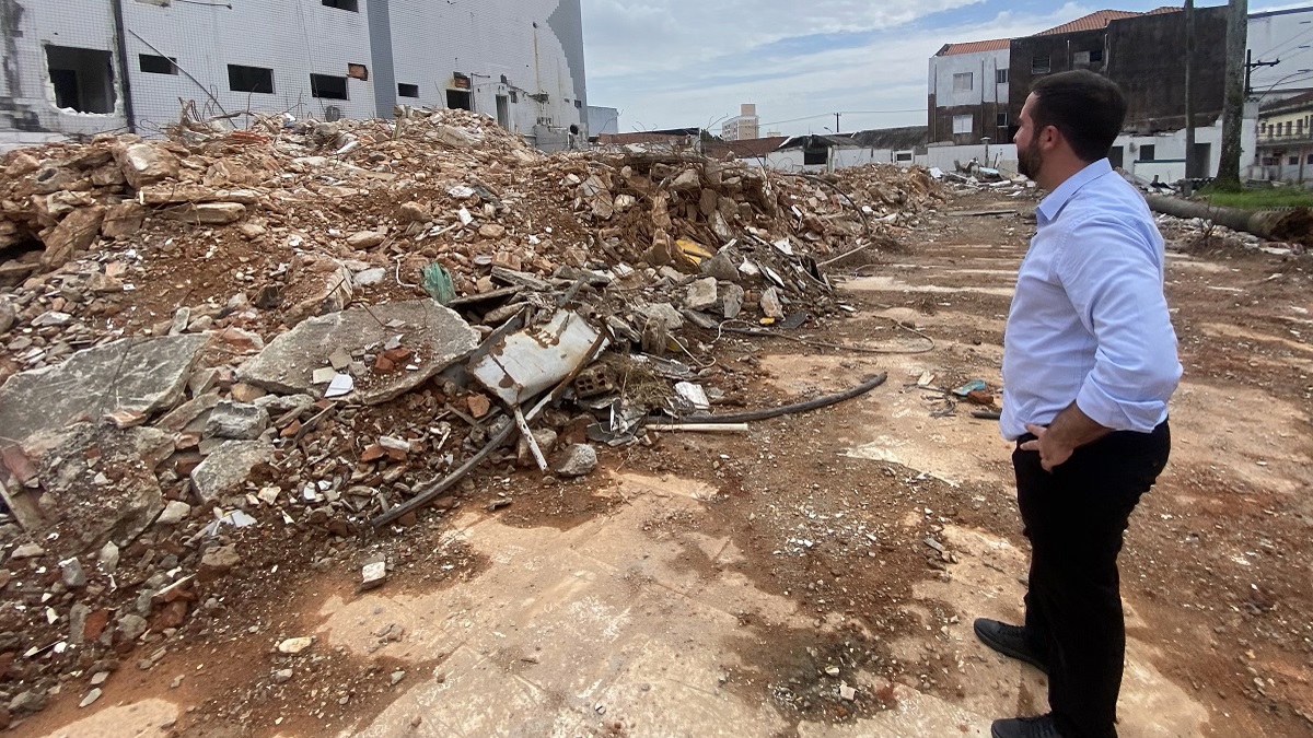 O prefeito Kayo Amado visitou a demolição do CREI nesta segunda-feira (18)