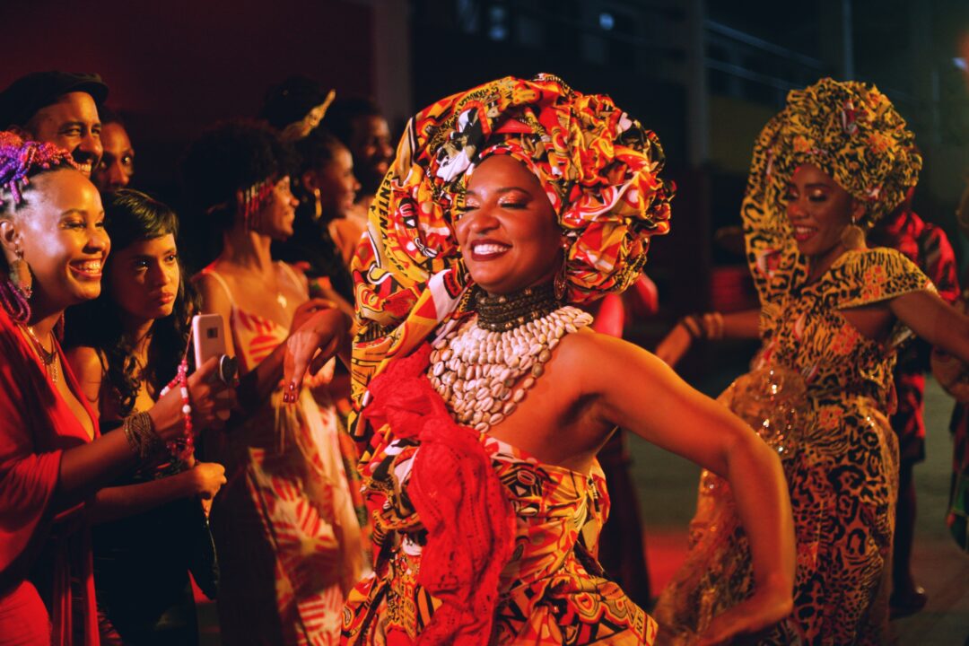 Com uma programação gratuita, a proposta é ter um espaço de reflexão, aprendizado e celebração, abordando temas cruciais como gênero, raça, classe, tempo, memória e ancestralidade