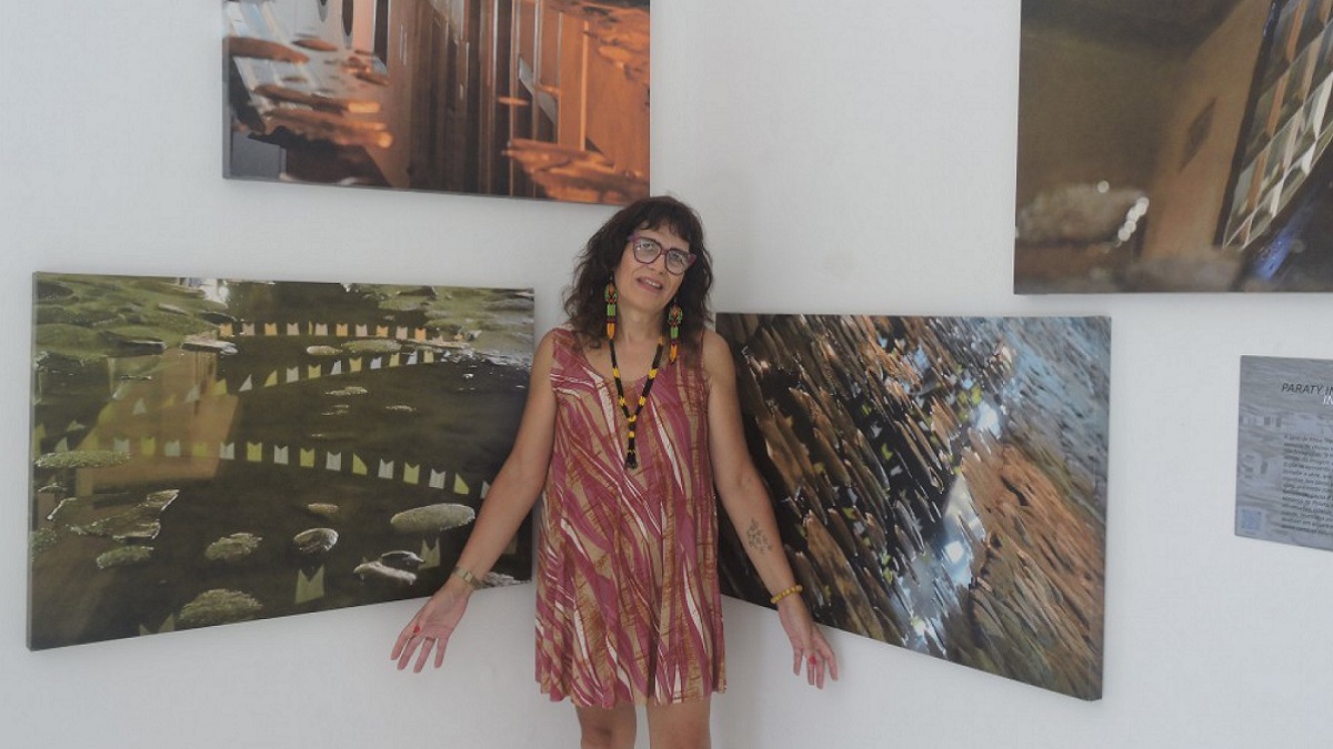 A "fotógrafa- engenheira", como se intitula, trabalha com fotos a partir de detalhes e com um olhar sensível para registrar a imagem