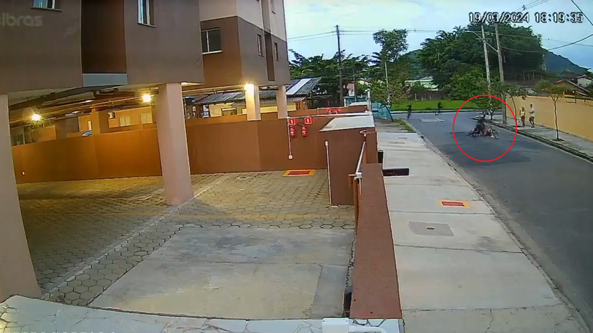 A vítima virava a esquina quando foi cercada pelos três homens