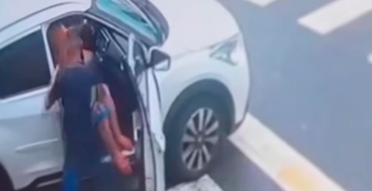 Em determinado momento, ele desiste do carro branco e parte outro veículo que vinha mais atrás