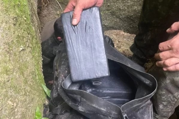 Conteúdo foi encontrado em meio a uma mata, próximo ao porto de Santos, com o auxílio do Batalhão de Choque da Polícia Militar e cães farejadores