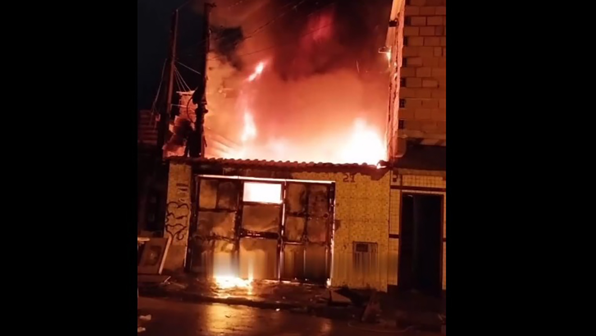 Um incêndio atingiu um ferro velho localizado na Rua Elídio Júlio Batista