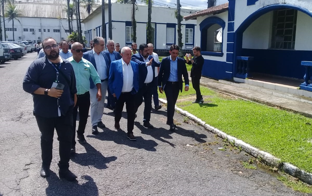 Ministro de Portos Silvio Costa Filho esteve na Base Aérea de Santos