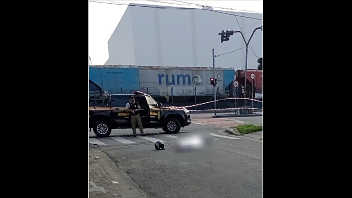 O corpo da vítima permaneceu no local ao menos até às 8h