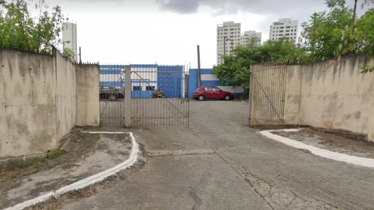 Os adolescentes renderam os agentes de segurança e conseguiram fugir