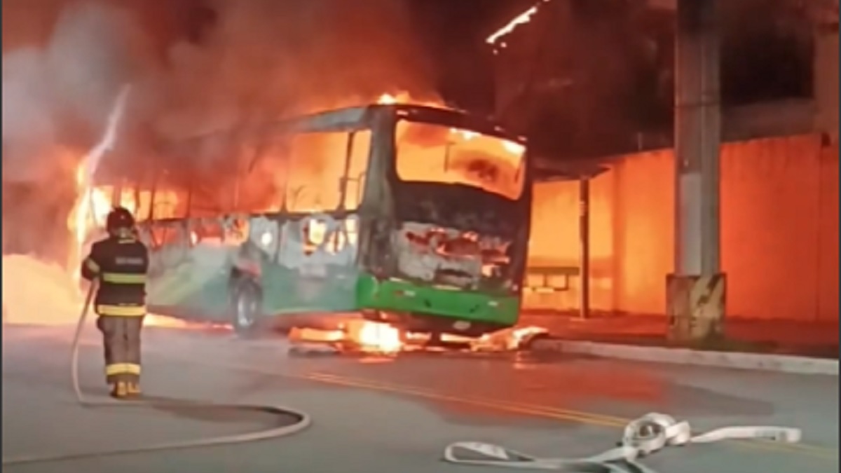 Ônibus foi incendiado por ao menos três homens na Zona Noroeste de Santos