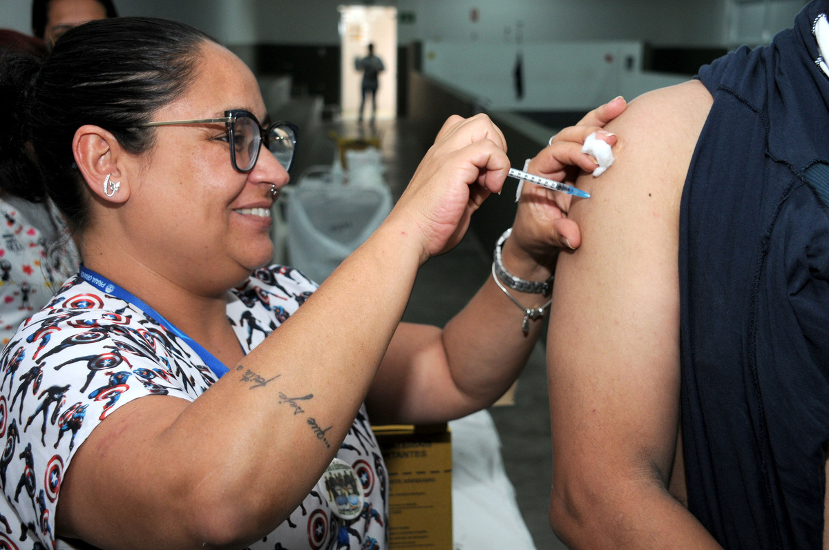 A Prefeitura de Praia Grande mantém em funcionamento um polo de vacinação aos fins de semana e feriados