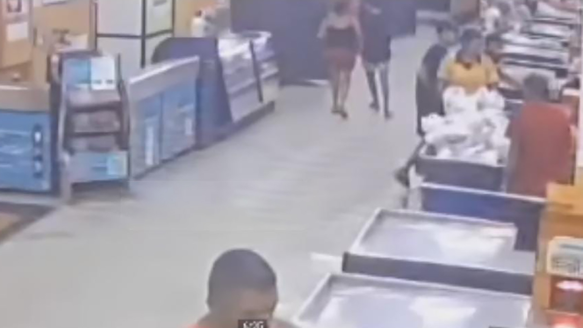 Em um vídeo, é possível ver os suspeitos sacando as armas e anunciando o assalto