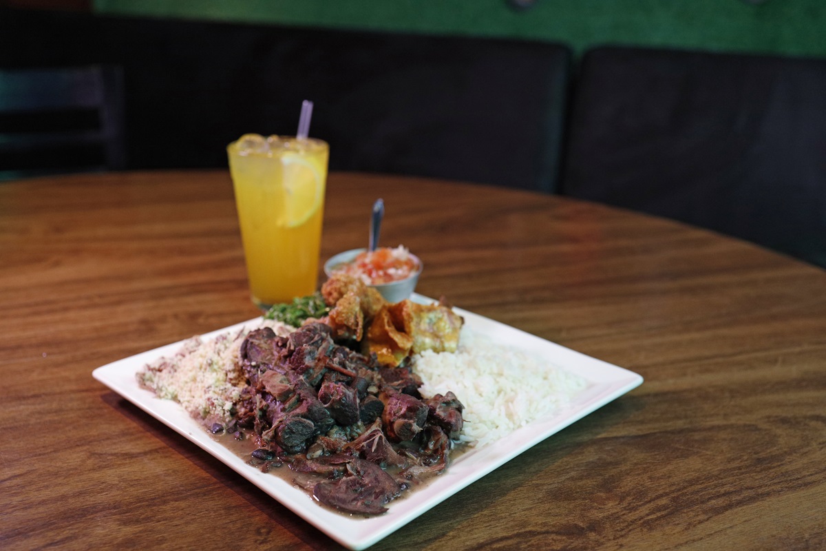 Agora tem feijoada no almoço de sábado e domingo, das 13 horas às 17 horas.