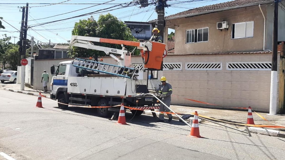 Técnicos substituem as unidades de vapor de sódio