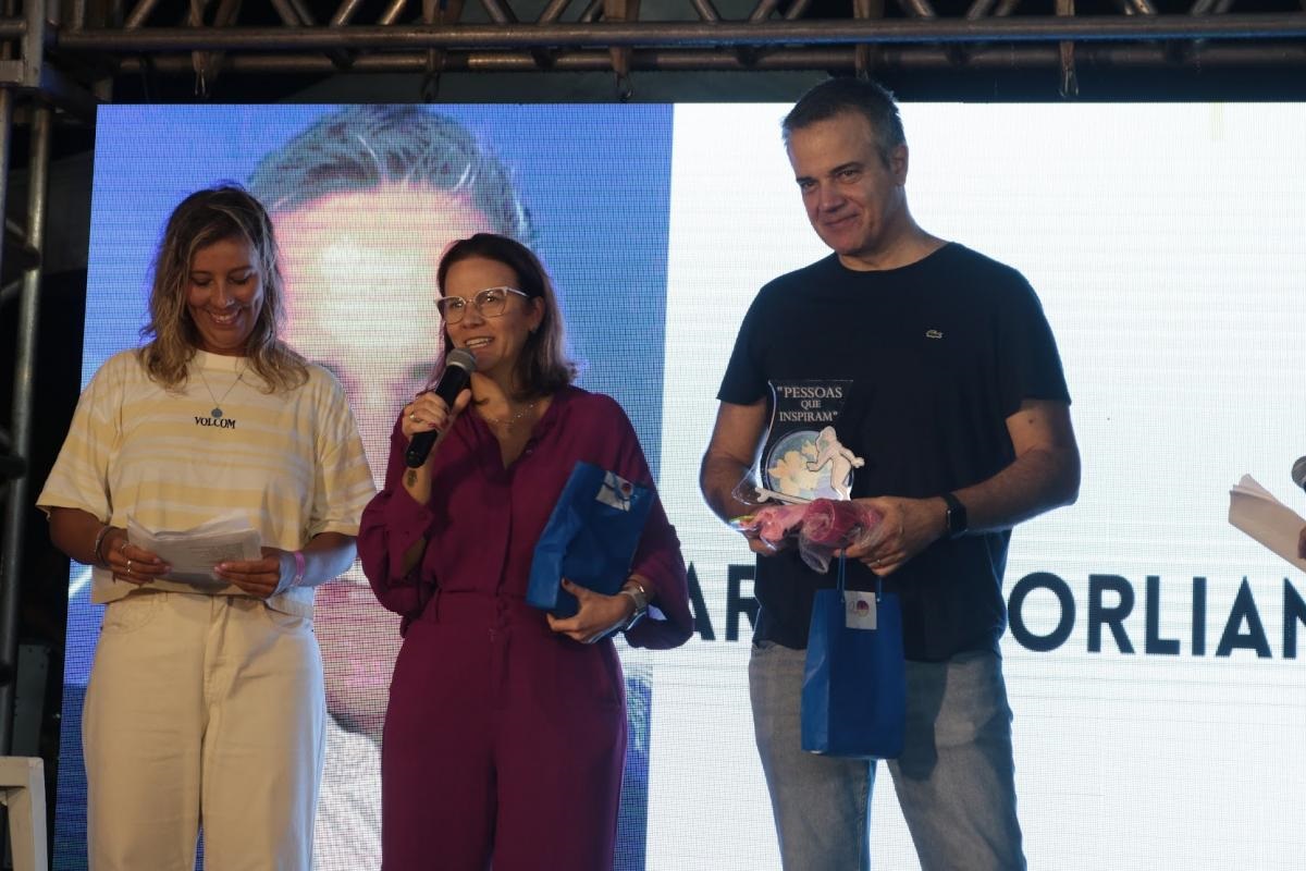 Cerimônia de homenagens ocorreu na noite desta sexta, em Santos