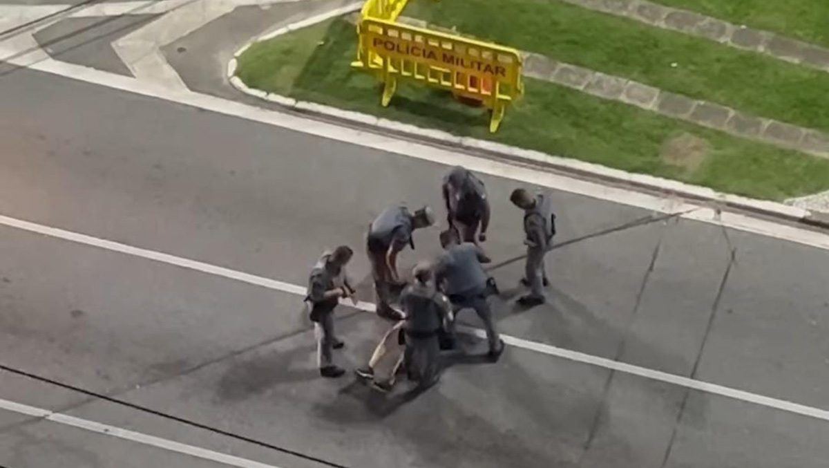 Nas imagens, é possível notar que o suspeito reage e tenta a todo momento se desvencilhar dos policiais