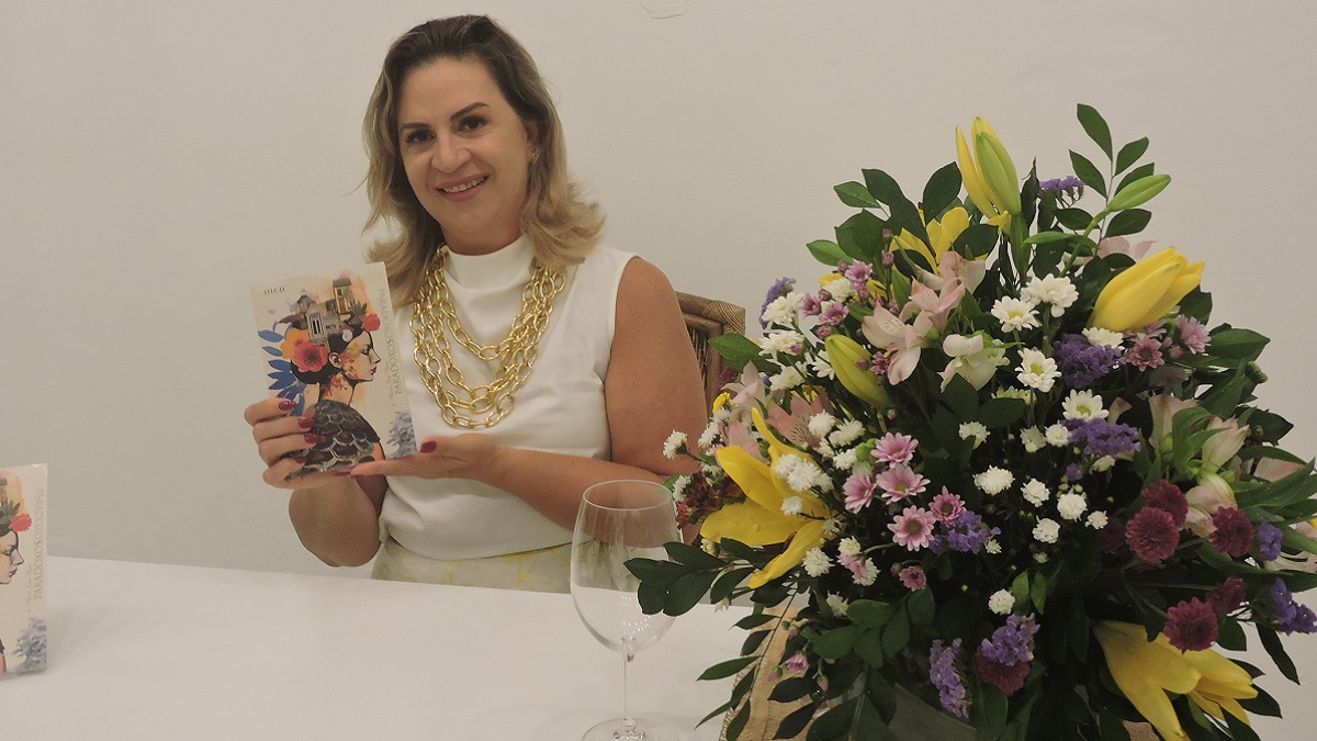 A escritora Maria Elise Rivas: no total são 49 poemas, que falam sobre diversos temas e sentimentos