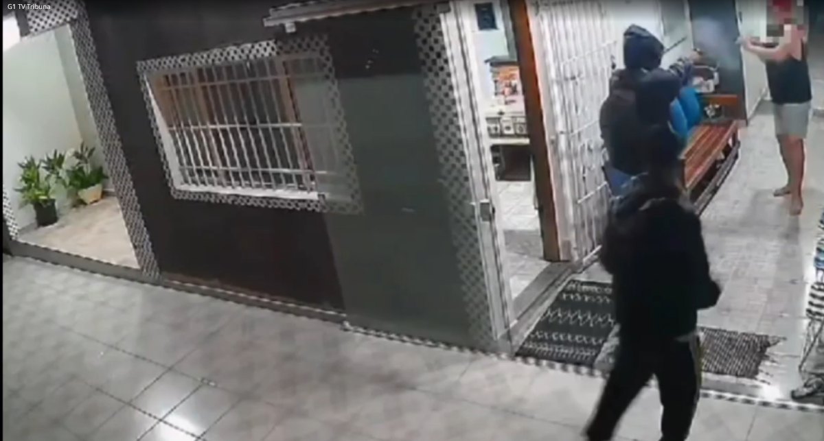 Um deles estava portava um revólver e outro uma faca