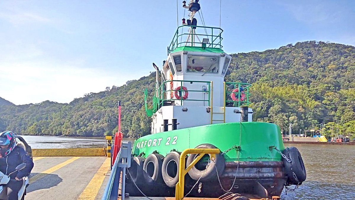As duas balsas - a Bacharel (com capacidade para 12 veículos) e a FB14 (28 veículos) que deveriam estar operando na travessia Guarujá-Bertioga estão sendo utilizadas na travessia Santos-Guarujá