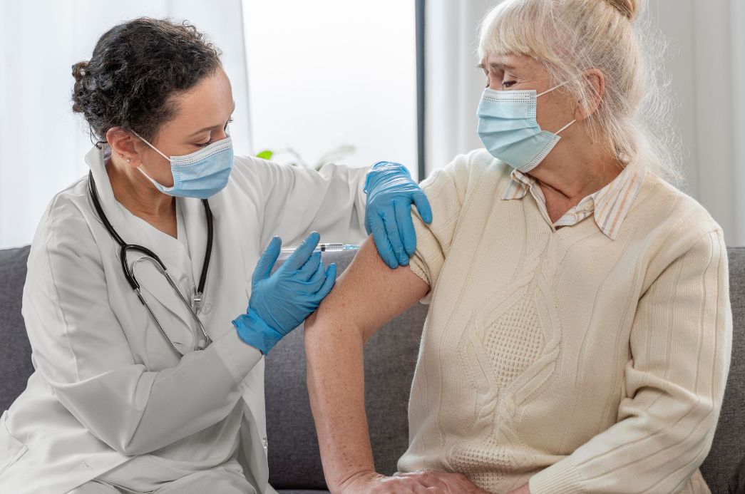 Vacinação ocorre de segunda a sexta-feira, das 8h30 às 11h30 e das 13h30 às 16 horas