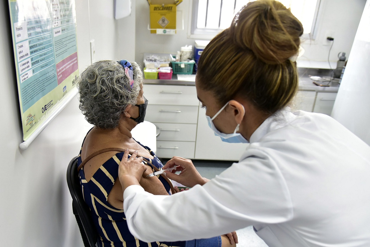 Vacinas seguem disponíveis para todos os grupos aptos a receberem as doses, inclusive o reforço da bivalente