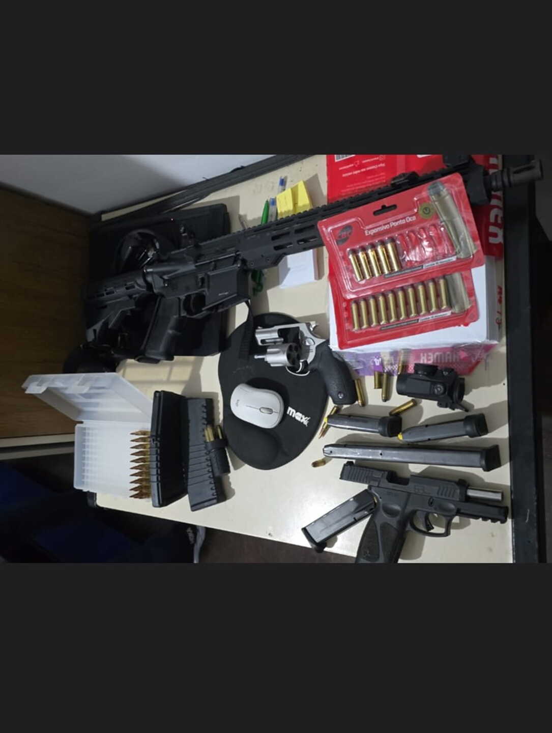 Os policiais encontraram na casa dele armas e munições de diversos calibres de uso restrito