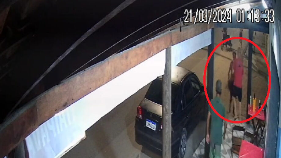 O jovem, de 19 de anos, foi filmado agredindo um homem, em Itanhaém, junto com o pai