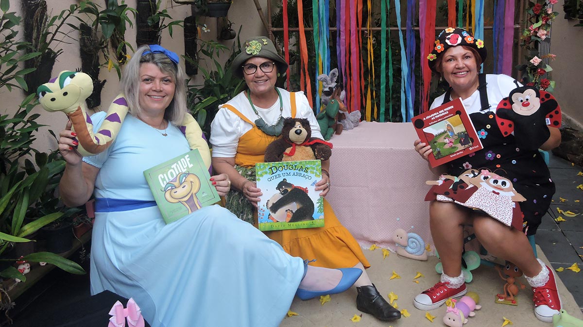 Três professoras contam histórias infantis e incentivam a leitura em creches e escolas municipais