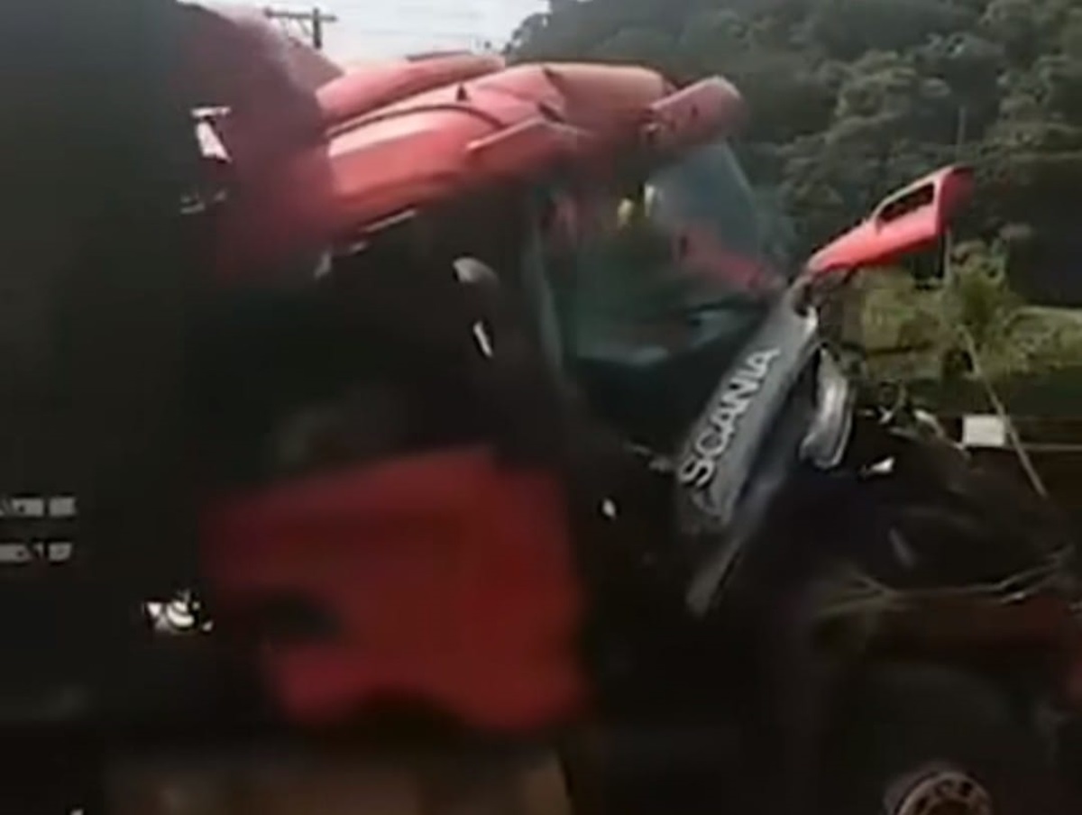 Vítima ficou presa nas ferragens em acidente na Anchieta