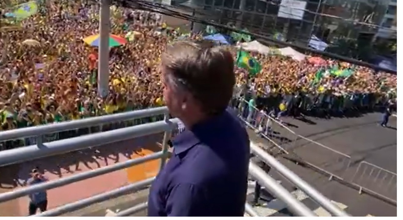 Bolsonaro durante ato com apoiadores em Ribeirão Preto