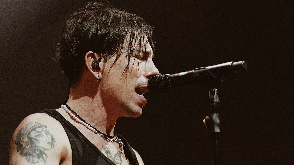 Di Ferrero respira música desde pequeno, entrando no NX Zero em 2004