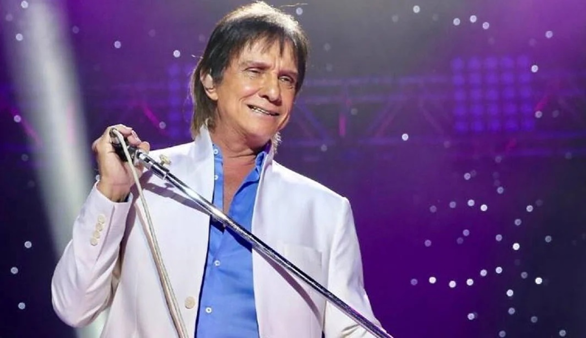 Roberto Carlos apresenta o show o qual está em turnê: Eu Ofereço Flores