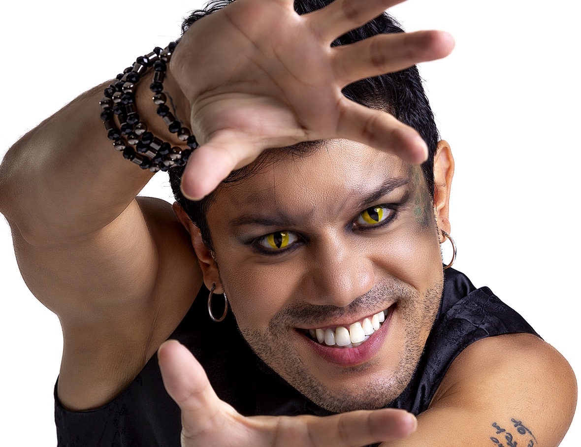 Nascido em São Paulo, Evaldo Rodrigues da Silva, assumiu o nome artístico de SYHMOM em 2015, quando participava de montagens musicais no teatro