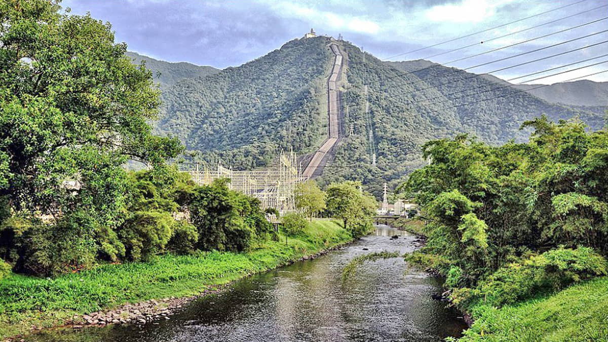 Tubos chamam atenção dos moradores da Baixada Santista e de turistas