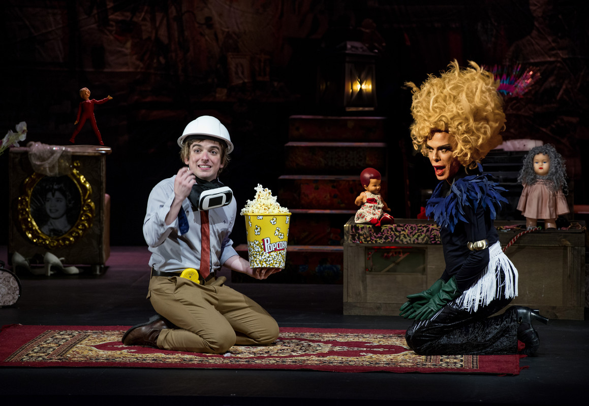 'Daqui Ninguém Me Tira' mergulha nas tensões geracionais e ideológicas, buscando inspiração no caos urbano para criar uma fusão entre marchinhas de carnaval e hits da música pop, refletindo os fragmentos de um passado já distante