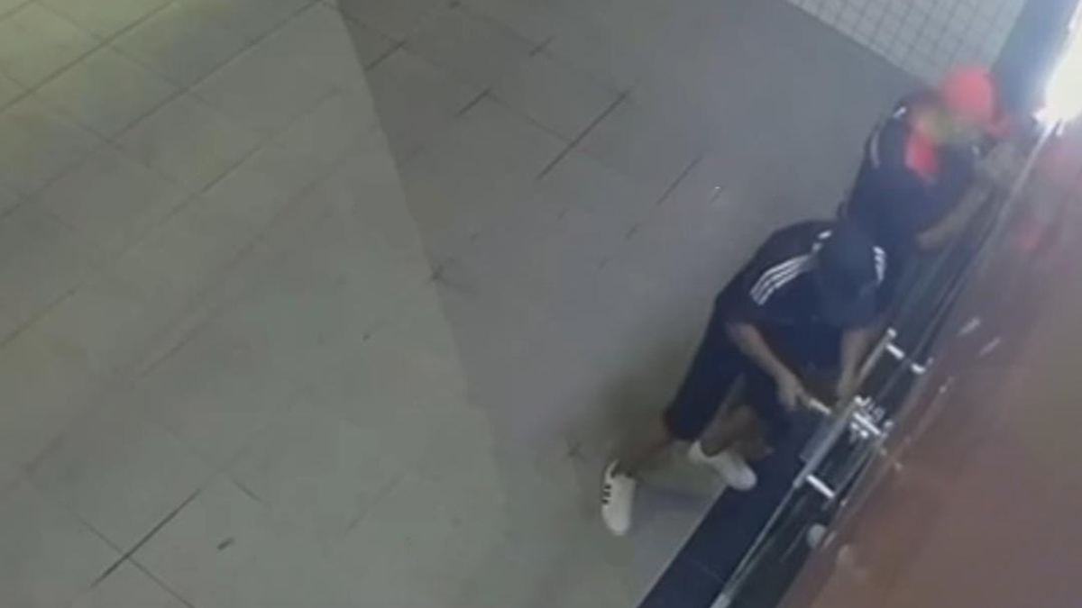 Imagens mostram que eles arrombam a porta e adentram ao local
