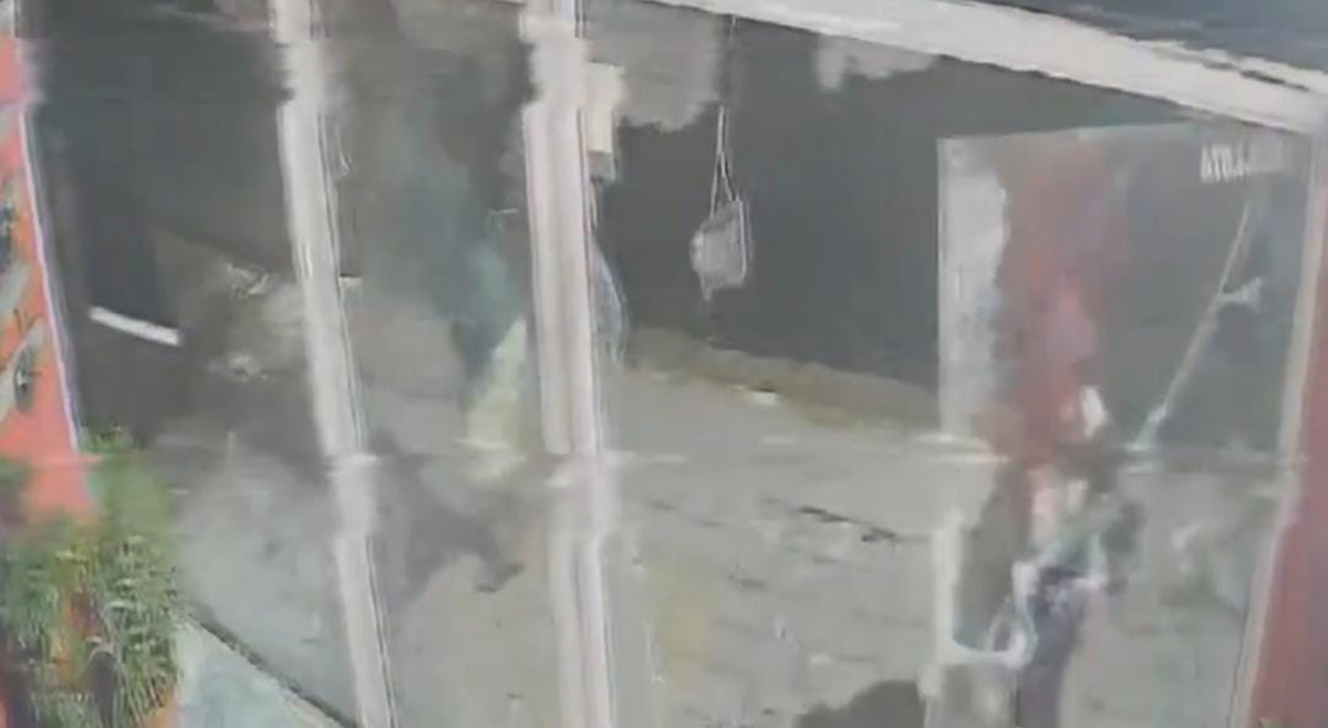 Os suspeitos quebraram a fachada de vidro do local