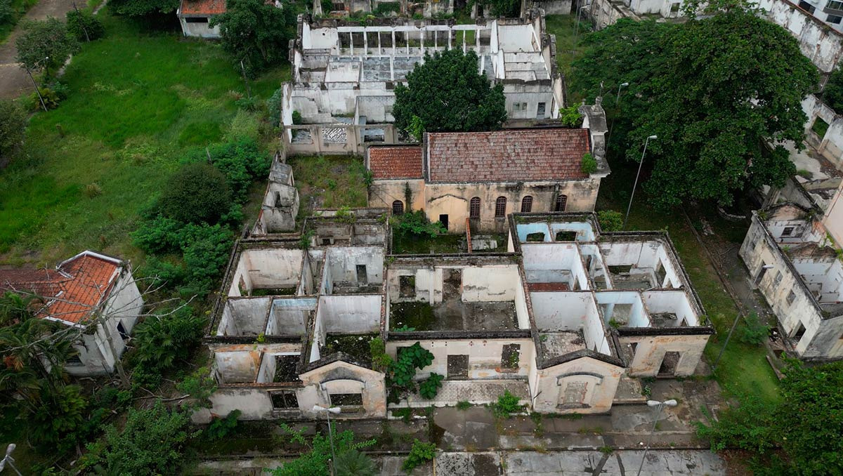 Abandonado, tomado pelo mato e à beira da ruína, o prédio do Escolástica Rosa pode mudar de dono em breve