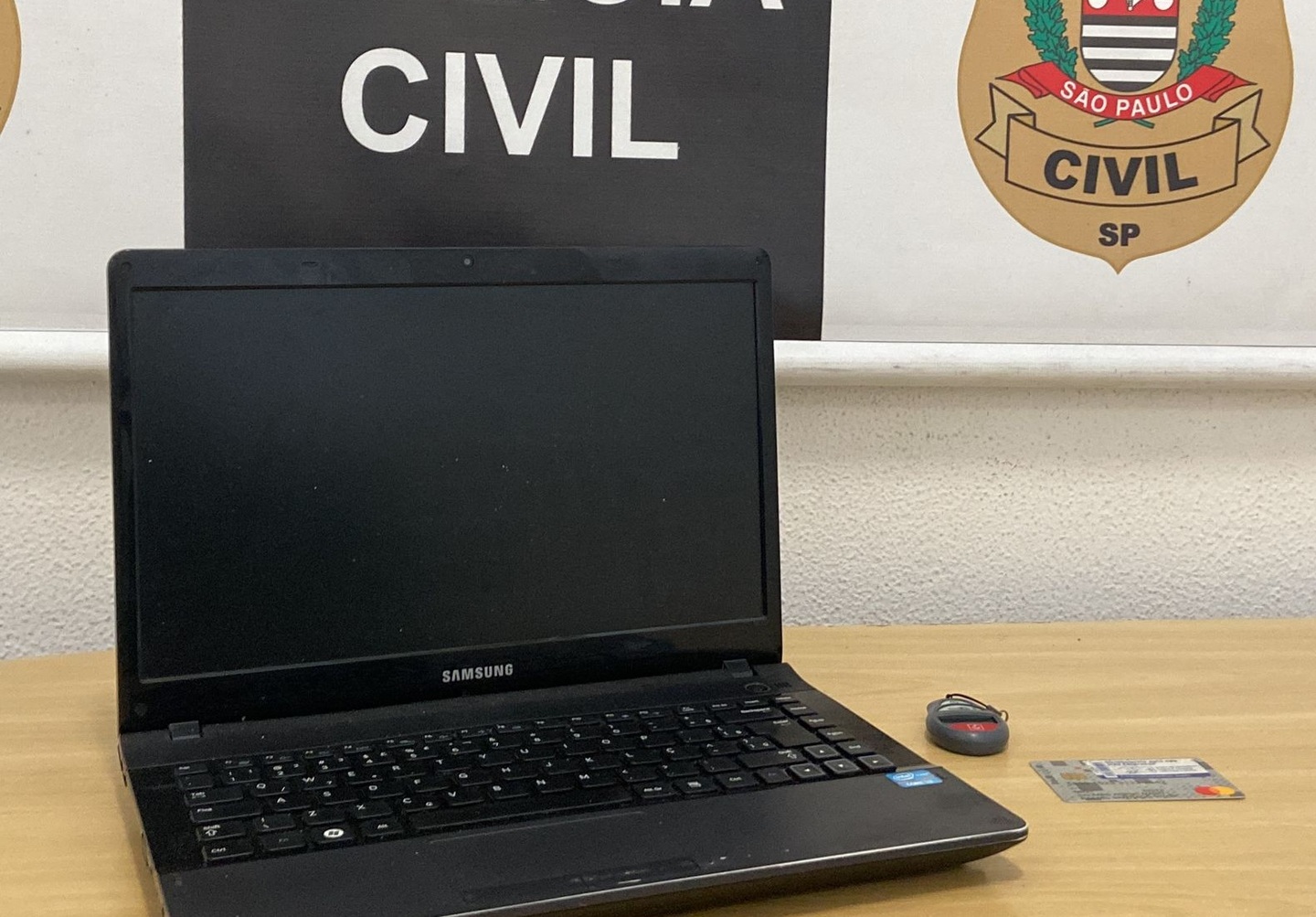 Investigadores foram até duas residências ligadas à suspeita, em Mogi das Cruzes e Cubatão. Nos locais foram apreendidos um notebook e recuperado o Token bancário